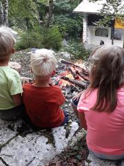 Pravljica 'Dogodivščina netopirčka Branka' ob ognju. Foto Jožica Rus